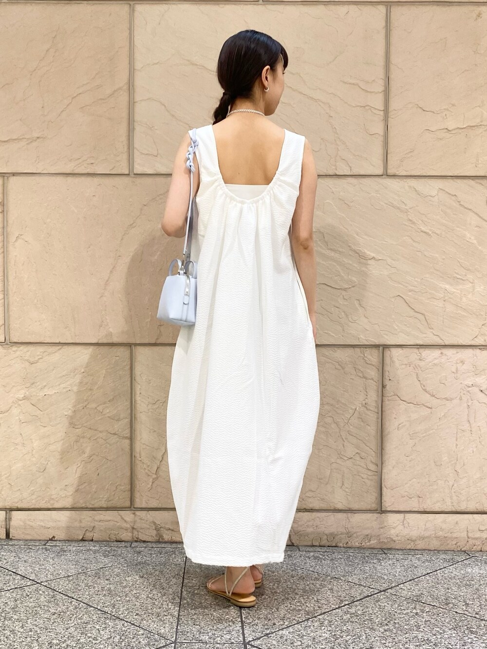 「URBAN RESEARCH ROSSO、夏コーデ、さらっと晴れやかスナップ、サンダル、韓国ファッション、お出かけコーデ、ワンピース、オトナ女子、旅行、リゾートスタイル、ドレス」｜「NICOLAS LAINASのアイテム（サンダル、シルバー系）」を使った、matsuさん（レディース・162cm）の夏コーディネートの5枚目の写真