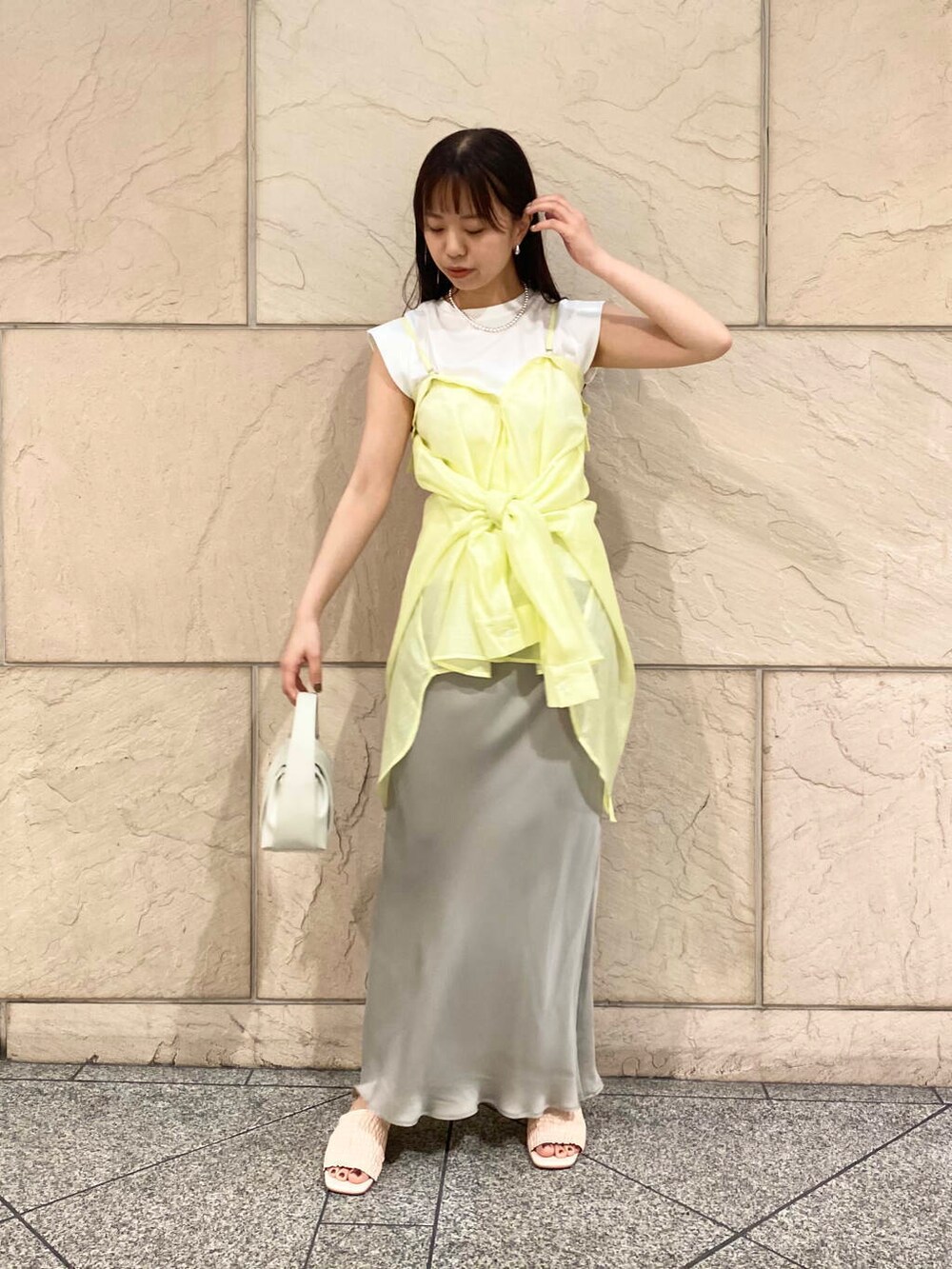 「大人カジュアル、キレイめ、きれいめカジュアル、カットソー、夏コーデ、newarrival、休日スタイル、フェミニン、ROSSO、夏服、オンオフ兼用、オンオフ、大人かわいい、20代後半、骨格ウェーブ」|「URBAN RESEARCHのdecor『デコール』 Hematite6mmBallnecklace(ネックレス、シルバー系)」を使った、matsuさん(レディース・162cm)の春コーディネートの2枚目の写真