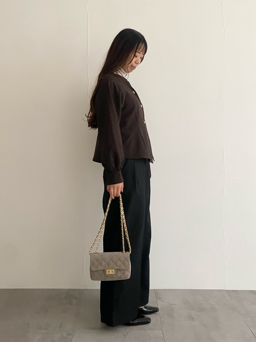 ブラウン系のシャツ/ブラウス、ブラウン系のシャツ/ブラウス、ベージュ系のショルダーバッグを着用したレディースの秋コーディネートの3枚目の写真