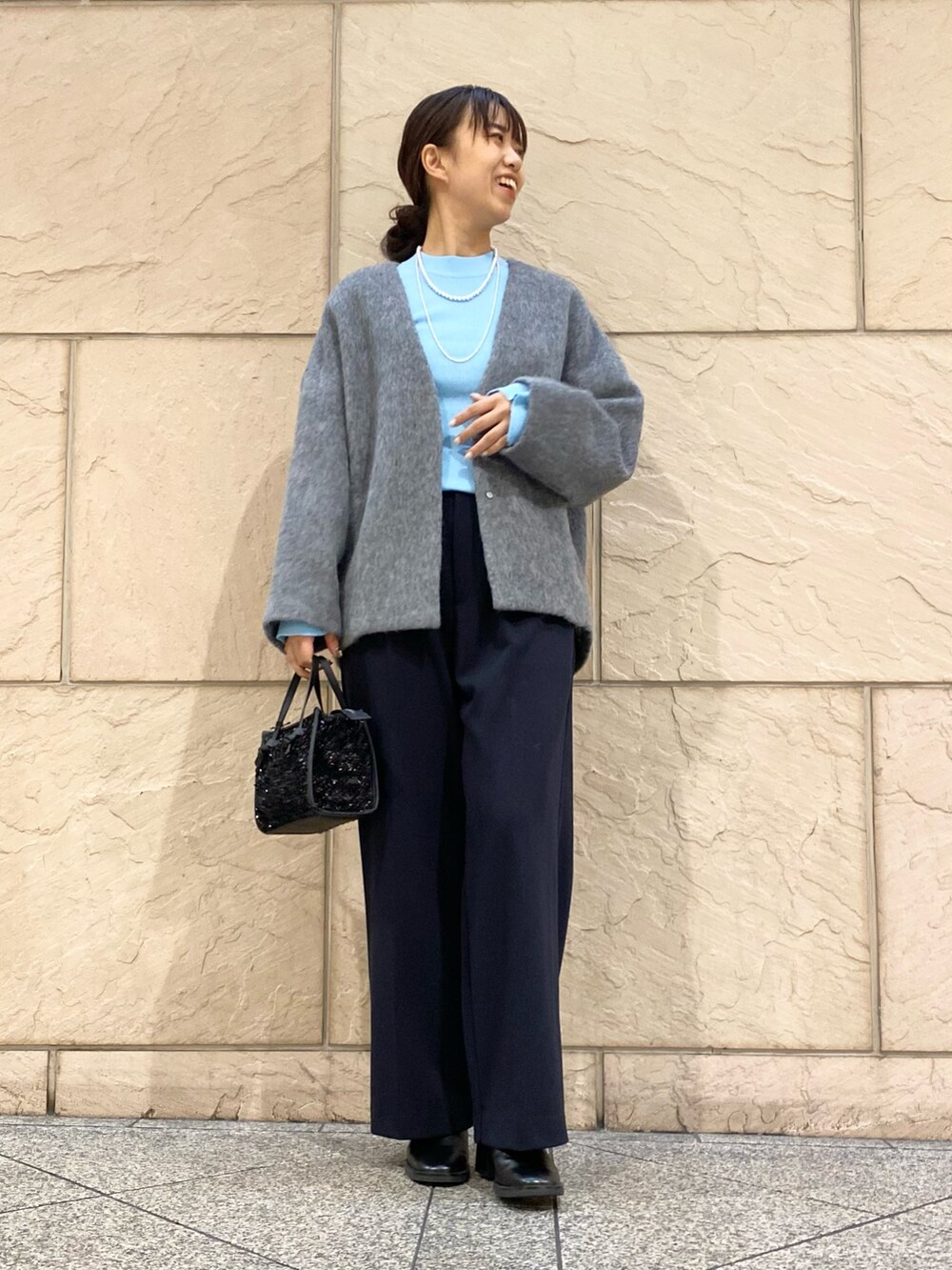 「URBAN RESEARCH、URBAN RESEARCH ROSSO、ROSSO、冬アウター、冬コーデ、きれいめカジュアル、オトナカジュアル、ニット、秋冬コーデ、カラーニット、シャギーコート、シャギー、ブルー、イエベ秋、骨格ウェーブ」|「URBAN RESEARCH ROSSO WOMENのCHIGNON マルチWAY丸玉チェーンネックレス(ネックレス、シルバー系)」を使った、matsuさん(レディース・162cm)の秋コーディネートの2枚目の写真