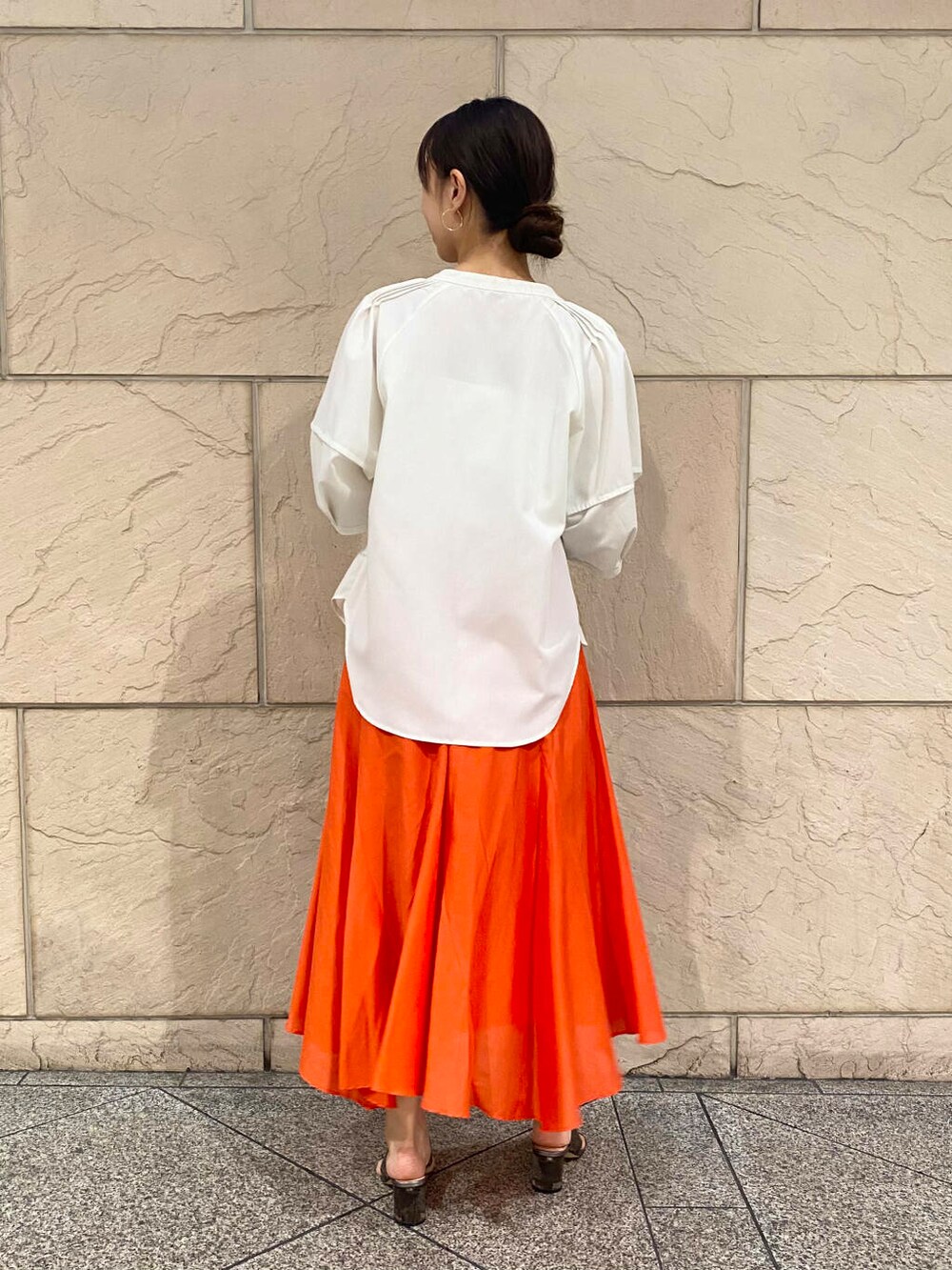 「大人カジュアル、キレイめ、きれいめカジュアル、春コーデ、春服、夏コーデ、newarrival、休日スタイル、フェミニン、ROSSO、夏服、オンオフ兼用、オンオフ、大人かわいい、20代後半」|「URBAN RESEARCH ROSSO WOMENのVIOLAd’ORO アバカメッシュ2WAYバッグ(ショルダーバッグ、ベージュ系)」を使った、matsuさん(レディース・162cm)の春コーディネートの4枚目の写真