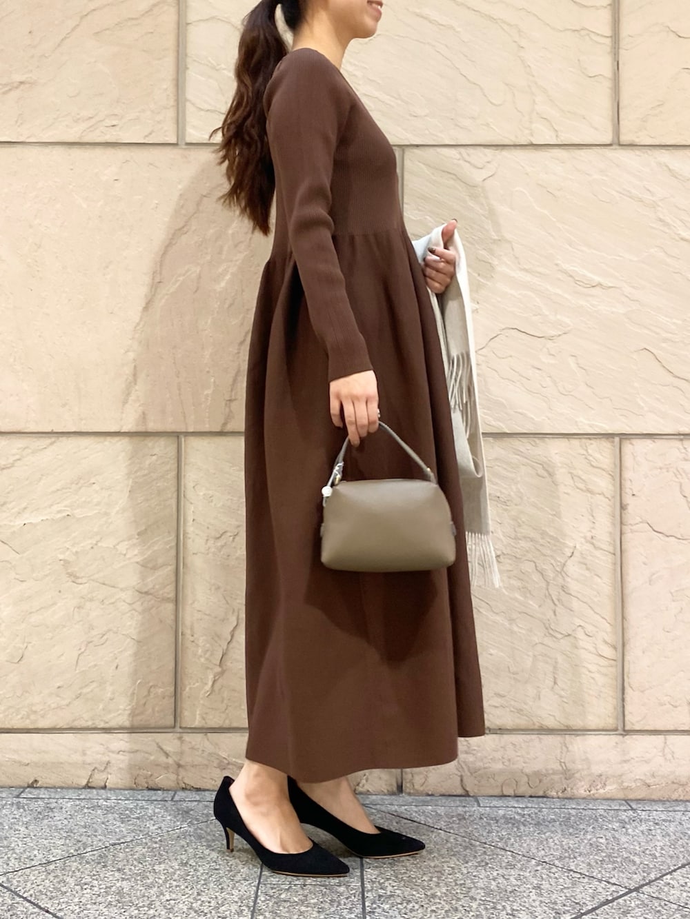 「URBAN RESEARCH ROSSO、ROSSO、URBAN RESEARCH、きれいめカジュアル、ニット、ニットワンピース、お出かけコーデ、大人女子、ホテルランチ、ホテルディナー、ワンピース、ブラウン、ストール、イエベ秋、骨格ウェーブ」|「URBAN RESEARCH ROSSO WOMENのフォルムシルエットVネックリブワンピース(ワンピース、ブラウン系)」を使った、matsuさん(レディース・162cm)の冬コーディネートの2枚目の写真