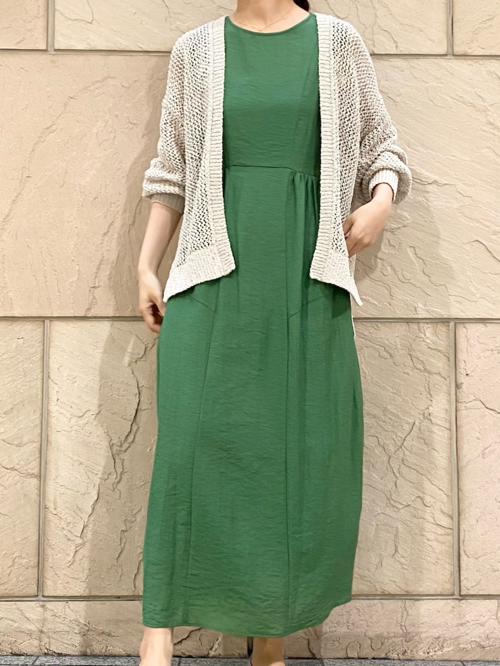「URBAN RESEARCH ROSSO、デートコーデ、きれいめカジュアル、ワンピース、ワンピーススタイル、夏、ワンピースコーデ、かごバッグ、グリーン、サンダル」｜「URBAN RESEARCH ROSSO WOMENのコクーンワンピース（ワンピース、グリーン系）」を使った、matsuさん（レディース・162cm）の春コーディネートの4枚目の写真