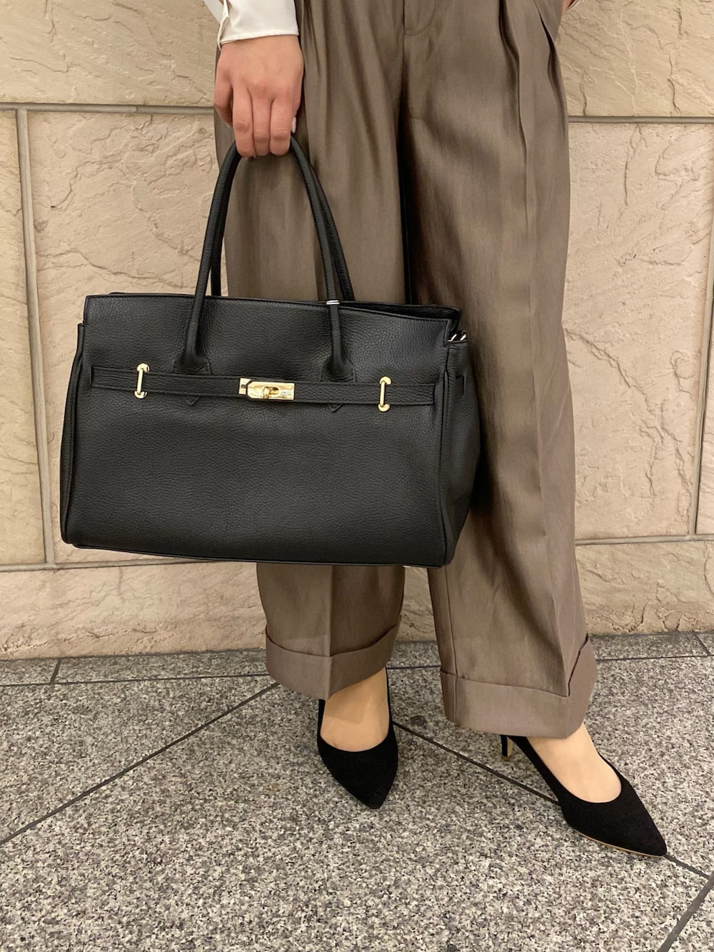 ベージュ系のその他アウター、ホワイト系のシャツ/ブラウス、ブラウン系のその他パンツを着用したレディースの冬コーディネートの6枚目の写真