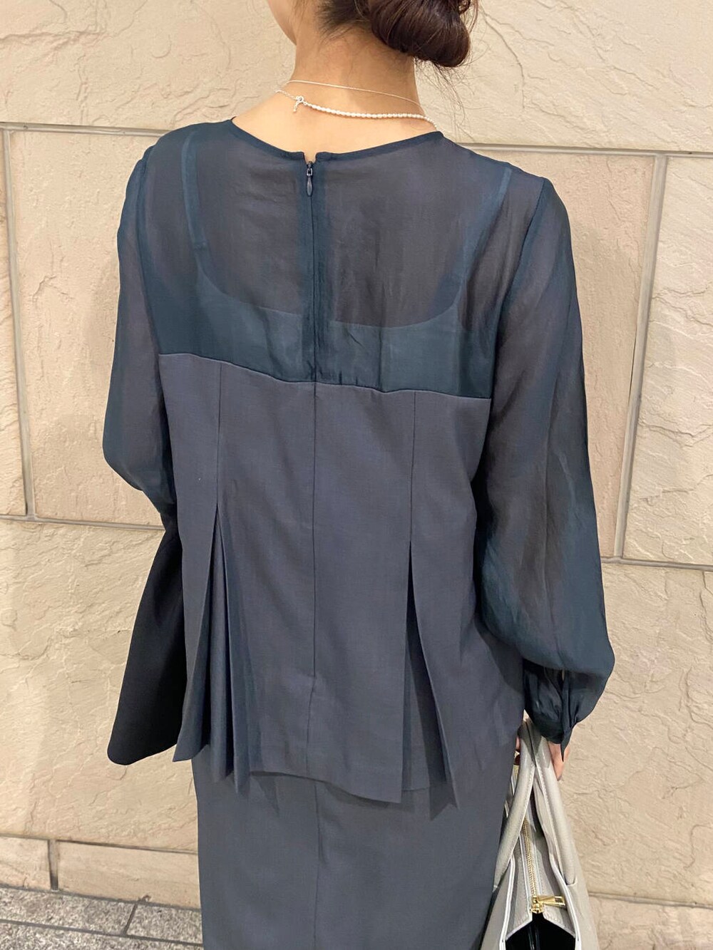 「セットアップ、キレイめ、きれいめカジュアル、春コーデ、着回しコーデ、セレモニースタイル、春服、newarrival、オフィスカジュアル、ROSSO、オンオフ兼用、オンオフ、20代後半、セレモニー、骨格ウェーブ」|「URBAN RESEARCH ROSSO WOMENの【MADE IN JAPAN】オリジナルスウェードパンプス(パンプス、ブラウン系)」を使った、matsuさん(レディース・162cm)の冬コーディネートの8枚目の写真