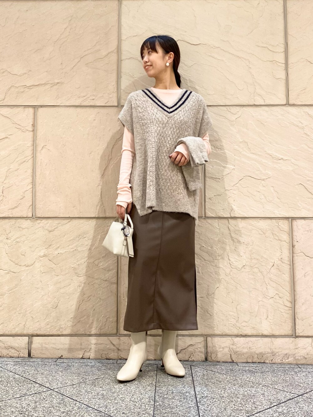 「URBAN RESEARCH ROSSO、URBAN RESEARCH、ベスト、シアートップス、ブラウン、ブーツ、きれいめカジュアル、アームウォーマー、レザースカート、秋服、オトナカジュアル、大人カジュアル、イエベ秋」|「URBAN RESEARCH ROSSO WOMENのアームウォーマーセットニットベスト(ニット/セーター、ベージュ系)」を使った、matsuさん(レディース・162cm)の秋コーディネートの6枚目の写真