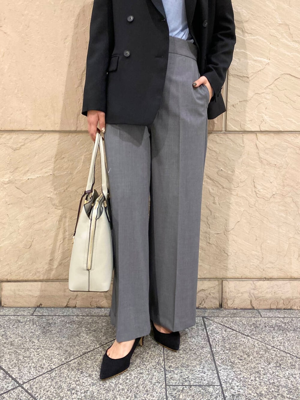 「大人カジュアル、キレイめ、きれいめカジュアル、パンツ、春コーデ、着回しコーデ、入学式、春服、newarrival、オフィスカジュアル、ROSSO、オンオフ兼用、オンオフ、20代後半、食事会」|「URBAN RESEARCH ROSSO WOMENの『MADE IN JAPAN』オリジナルスウェードパンプス(パンプス、ブラック系)」を使った、matsuさん(レディース・162cm)の冬コーディネートの5枚目の写真