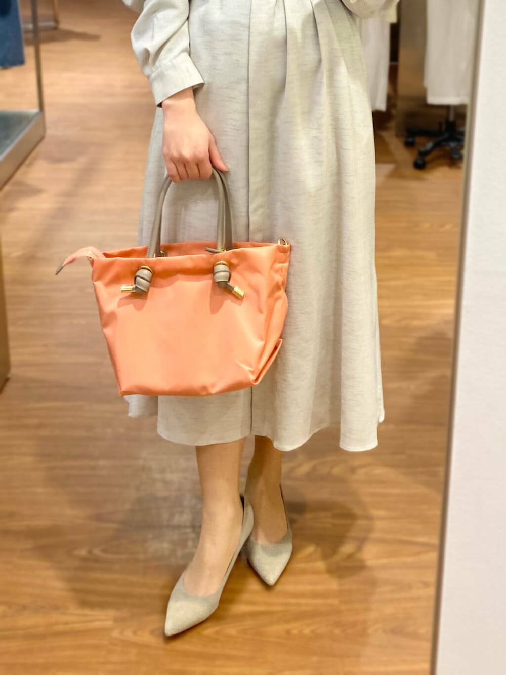 「ワンピース、キレイめ、きれいめカジュアル、スカーフ、春コーデ、春服、newarrival、オフィスカジュアル、フェミニン、manipuri、ROSSO、オンオフ兼用、オンオフ、大人かわいい、顔合わせ」|「URBAN RESEARCH ROSSO WOMENの【MADE IN JAPAN】オリジナルスウェードパンプス(パンプス、ブラウン系)」を使った、matsuさん(レディース・162cm)の春コーディネートの5枚目の写真