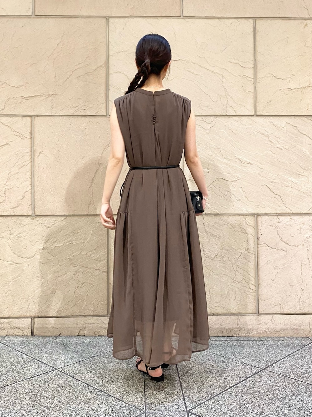 「URBAN RESEARCH ROSSO、シンプルコーデ、きれいめカジュアル、ワンピース、大人女子、おでかけコーデ、ワンピースコーデ、夏ファッション」｜「URBAN RESEARCH ROSSO WOMENのベルト付2wayシアーギャザーワンピース（ワンピース、ブラウン系）」を使った、matsuさん（レディース・162cm）の春コーディネートの4枚目の写真