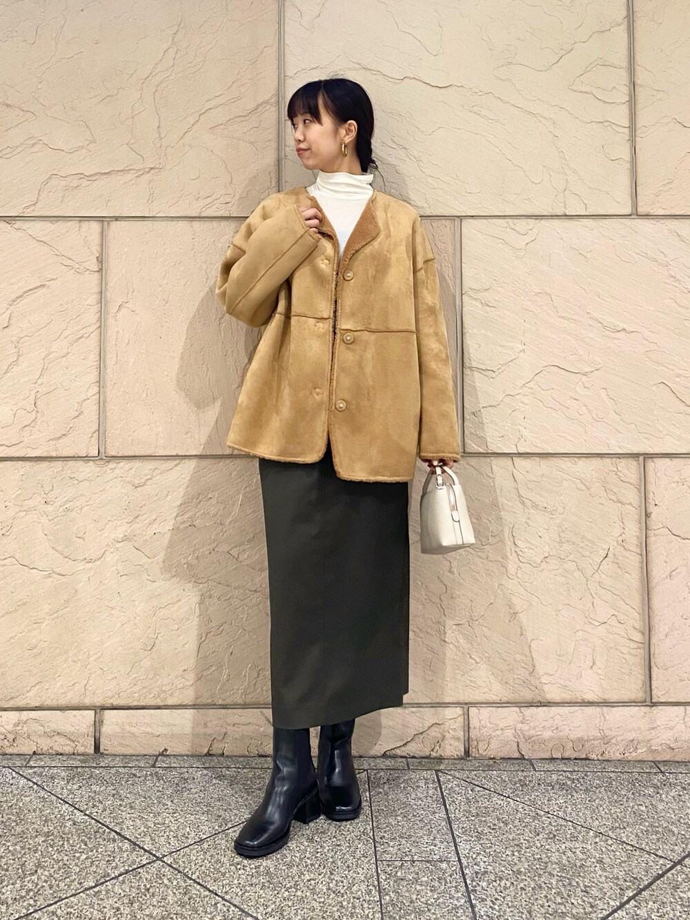 「URBAN RESEARCH ROSSO、URBAN RESEARCH、ROSSO、秋コーデ、お出かけコーデ、ブーツ、休日スタイル、ブラウン、ボア、リバーシブル、タイトスカート、オトナカジュアル、キレイめカジュアル、イエベ秋、骨格ウエーブ」｜「URBAN RESEARCH ROSSO WOMENのシルクウールボアリバーシブルコート（その他アウター、イエロー系）」を使った、matsuさん（レディース・162cm）の秋コーディネートの6枚目の写真