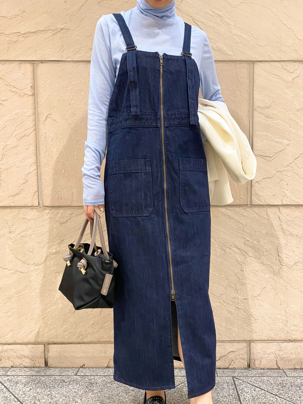 「URBAN RESEARCH ROSSO、ROSSO、URBAN RESEARCH、デニム、お出かけコーデ、デートコーデ、きれいめカジュアル、ジャンパースカート、デニムワンピース、LEE、タートルネック、オトナカジュアル、イエベ秋、骨格ウェーブ」｜「URBAN RESEARCH ROSSO WOMENのシルク混タートルネックプルオーバー（Tシャツ/カットソー、ブルー系）」を使った、matsuさん（レディース・162cm）の冬コーディネートの6枚目の写真