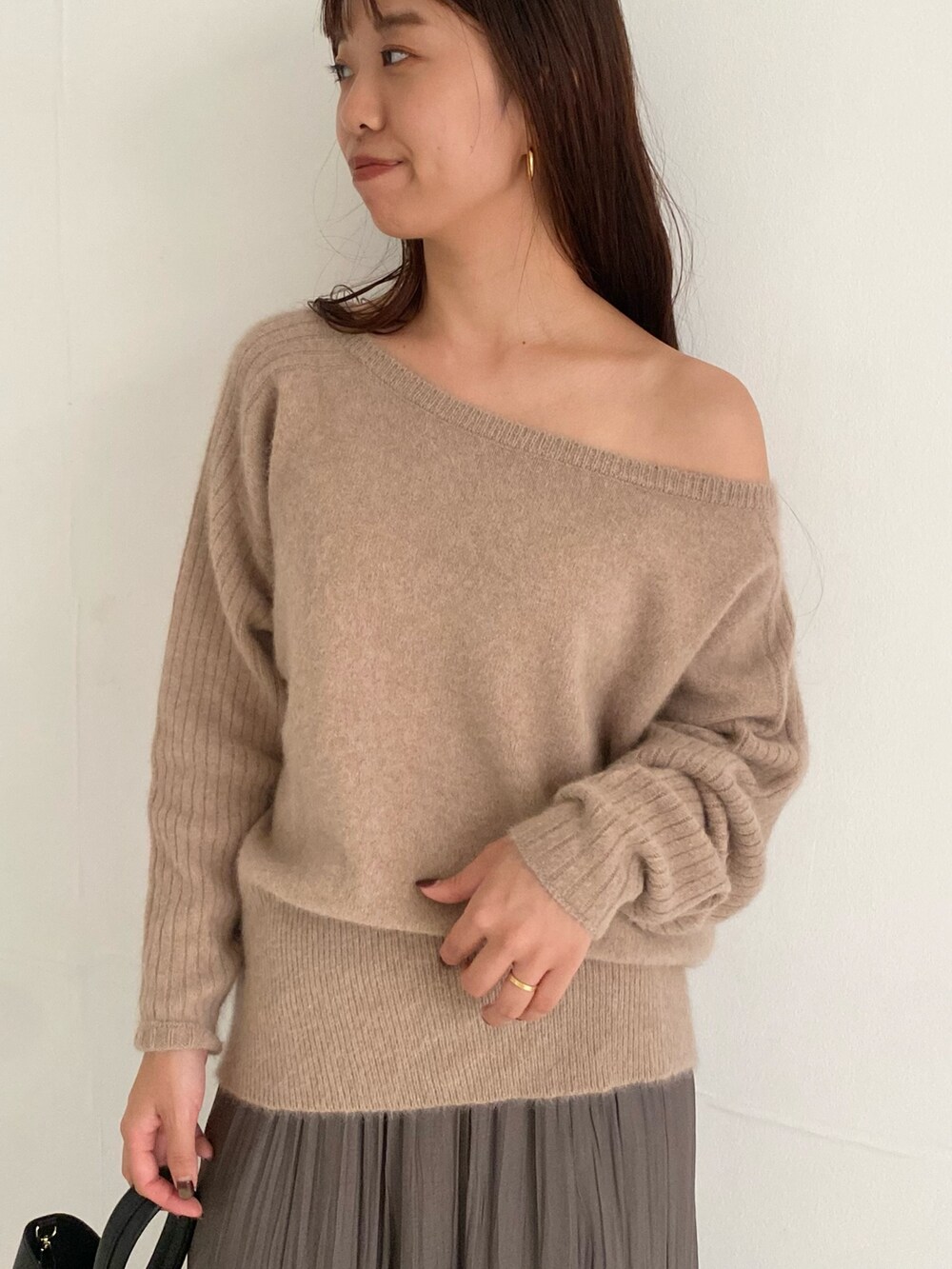 ベージュ系のニット/セーター、ベージュ系のニット/セーター、ブラウン系のスカートを着用したレディースの秋コーディネートの3枚目の写真