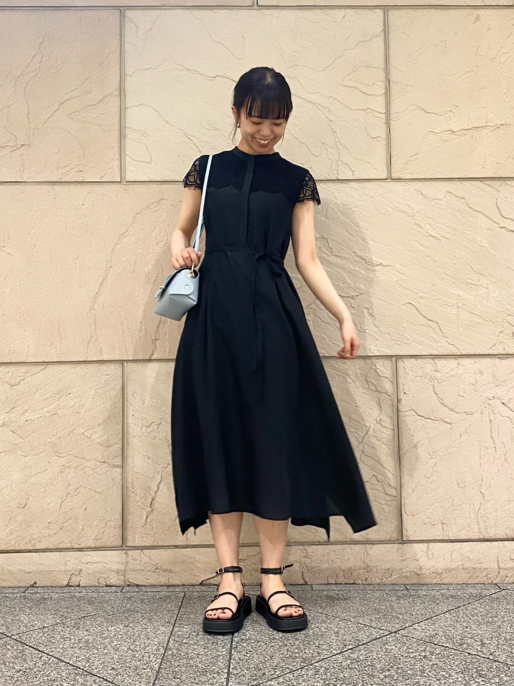 「URBAN RESEARCH ROSSO、URBAN RESEARCH、初夏コーデ、休日スタイル、モノトーン、ショルダーバッグ、ミニバッグ、きれいめカジュアル、大人女子、ワンピース、レース、サンダル、おでかけコーデ、デート」|「URBAN RESEARCH ROSSO WOMENのウォッシャブルヨークレースワンピース(ワンピース、ブラック系)」を使った、matsuさん(レディース・162cm)の春コーディネートの3枚目の写真