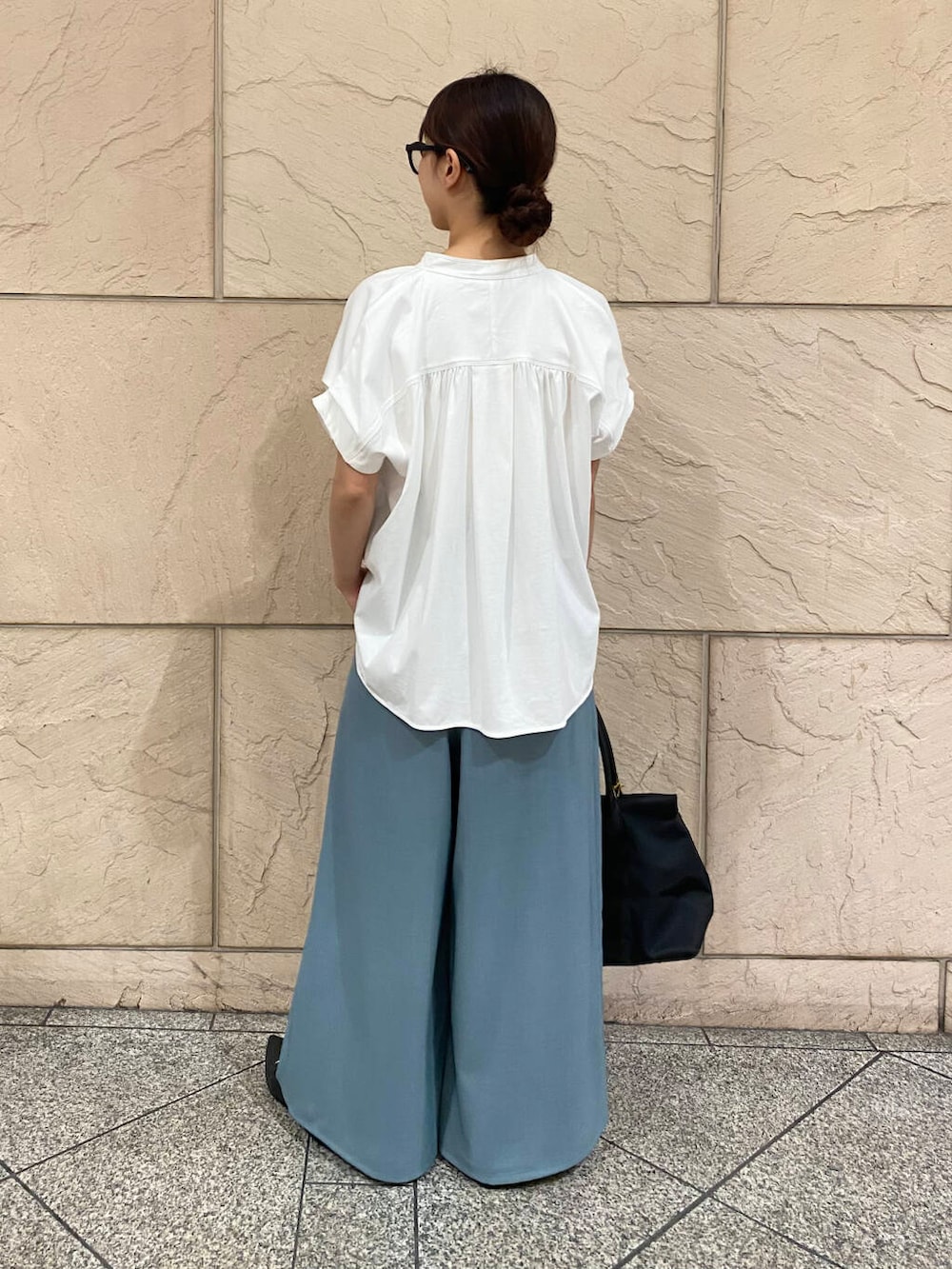 「大人カジュアル、キレイめ、きれいめカジュアル、ブラウス、パンツ、夏コーデ、オフィスカジュアル、ROSSO、夏服、オンオフ兼用、オンオフ、大人かわいい、20代後半、骨格ウェーブ、着映え」|「URBAN RESEARCH ROSSO WOMENのハイウエストワイドパンツ(その他パンツ、ブルー系)」を使った、matsuさん(レディース・162cm)の夏コーディネートの3枚目の写真