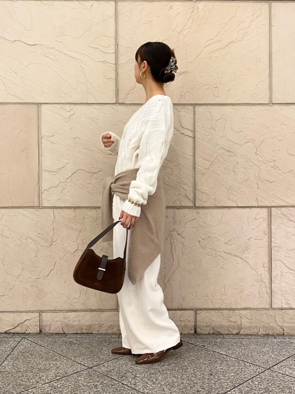 ホワイト系のニット/セーター、ベージュ系のカーディガン/ボレロ、ホワイト系のその他パンツを着用したレディースの冬コーディネートの3枚目の写真