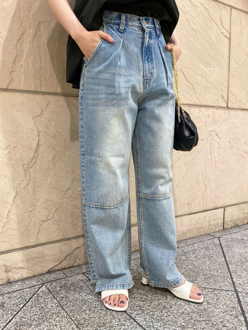 「URBAN RESEARCH ROSSO、URBAN RESEARCH、YENN、きれいめカジュアル、休日スタイル、夏コーデ、デニム、デニムコーデ、オトナ女子、ブラウス」|「URBAN RESEARCH ROSSO WOMENのフリルギャザーブラウス(シャツ/ブラウス、ブラック系)」を使った、matsuさん(レディース・162cm)の夏コーディネートの5枚目の写真