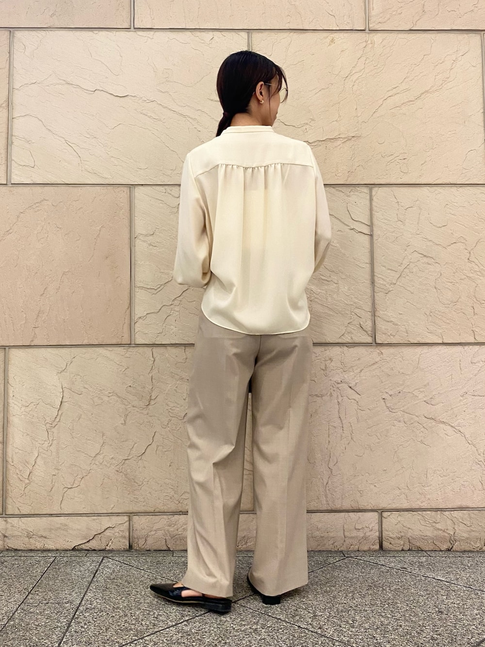 ベージュ系のシャツ/ブラウス、ベージュ系のその他パンツ、ブラウン系のショルダーバッグを着用したレディースの秋コーディネートの3枚目の写真