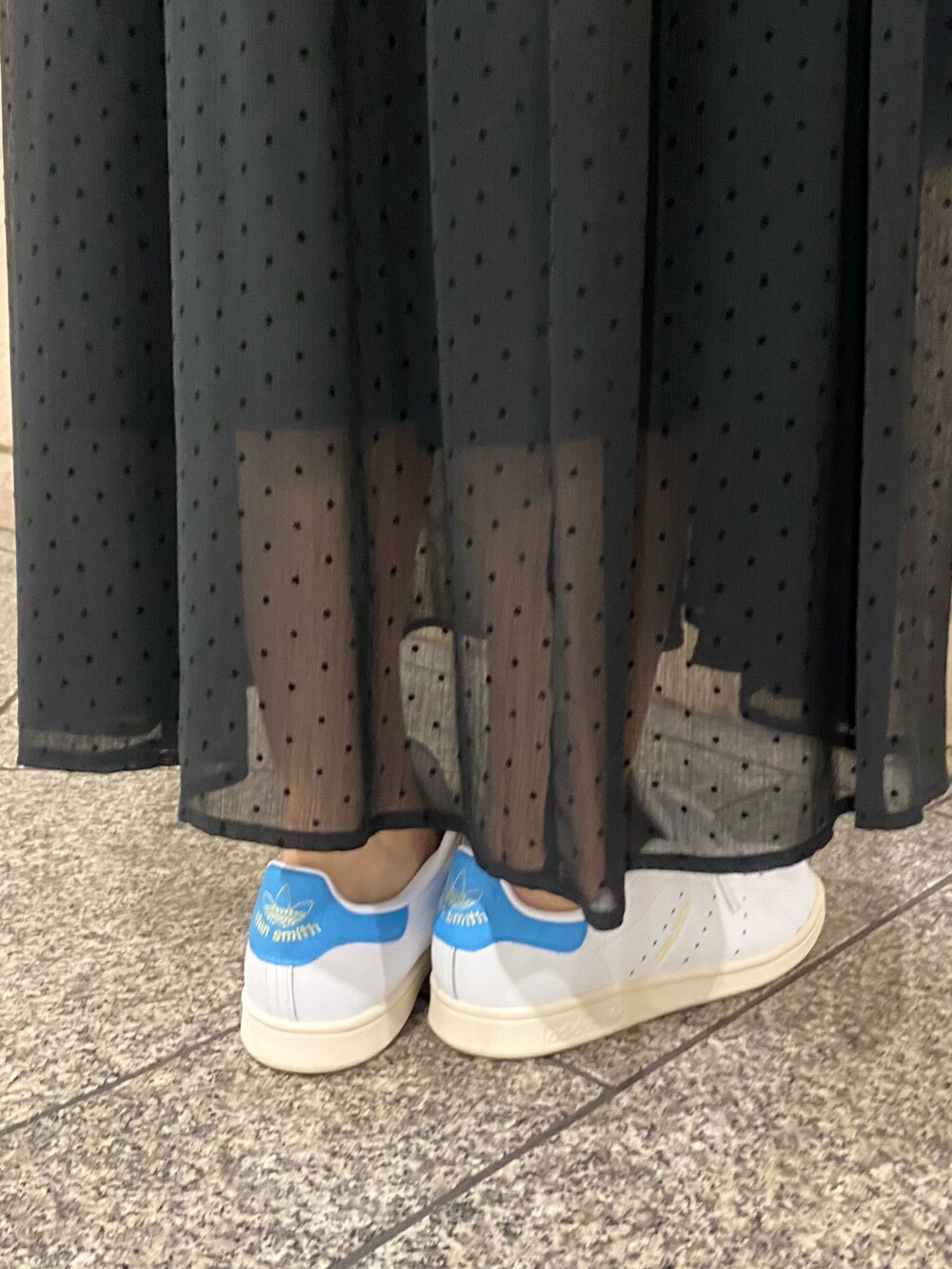 「URBAN RESEARCH ROSSO、夏コーデ、モノトーン、スニーカー、ワンピース、ロングワンピース、着回しコーデ、シアー、ドット、ブルー、おでかけコーデ」｜「URBAN RESEARCH ROSSO WOMENのベルト付2wayシアーギャザーワンピース（ワンピース、ブラック系）」を使った、matsuさん（レディース・162cm）の夏コーディネートの5枚目の写真
