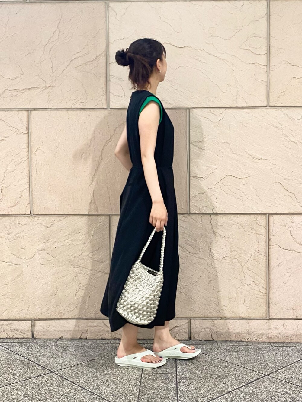 「URBAN RESEARCH ROSSO、URBAN RESEARCH、テーマパークコーデ、サンダル、アウトドアスタイル、ショルダーバッグ、夏コーデ、お出かけコーデ、オールインワン、BBQ」｜「URBAN RESEARCH ROSSO WOMENの撥水Vネックオールインワン（つなぎ/オールインワン、ブラック系）」を使った、matsuさん（レディース・162cm）の夏コーディネートの3枚目の写真