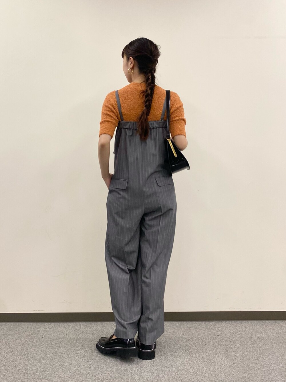 「URBAN RESEARCH ROSSO、URBAN RESEARCH、レイヤードスタイル、秋先取りコーデ、オールインワン、きれいめカジュアル、オトナカジュアル、オレンジ、グレー」｜「URBAN RESEARCH ROSSO WOMENのコットンシャギーハイネックプルオーバー（ニット/セーター、オレンジ系）」を使った、matsuさん（レディース・162cm）の夏コーディネートの4枚目の写真