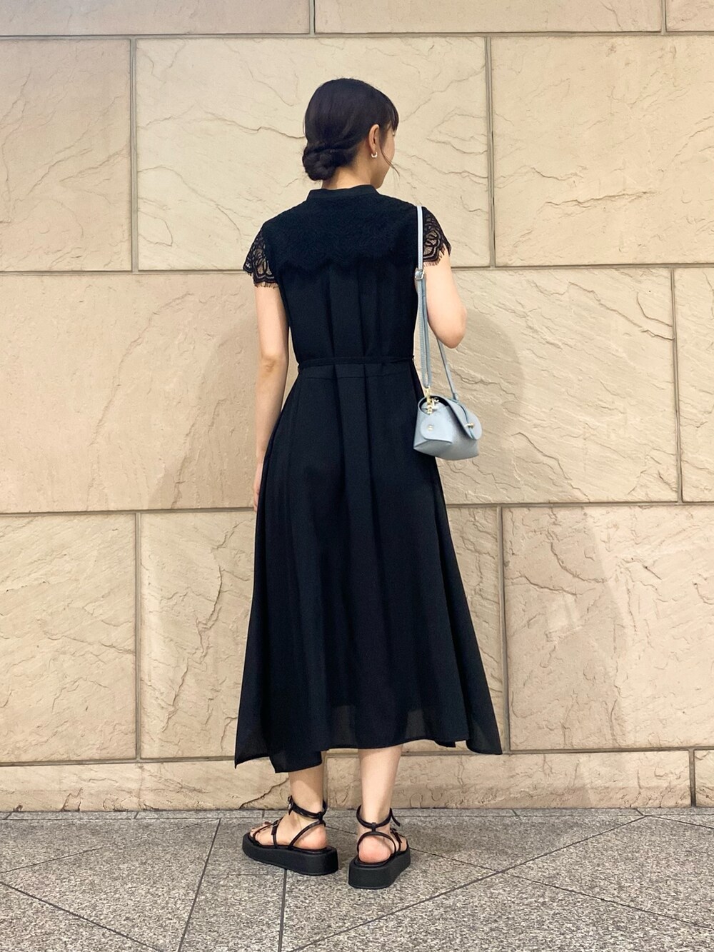 「URBAN RESEARCH ROSSO、URBAN RESEARCH、初夏コーデ、休日スタイル、モノトーン、ショルダーバッグ、ミニバッグ、きれいめカジュアル、大人女子、ワンピース、レース、サンダル、おでかけコーデ、デート」|「URBAN RESEARCH ROSSO WOMENのウォッシャブルヨークレースワンピース(ワンピース、ブラック系)」を使った、matsuさん(レディース・162cm)の春コーディネートの5枚目の写真