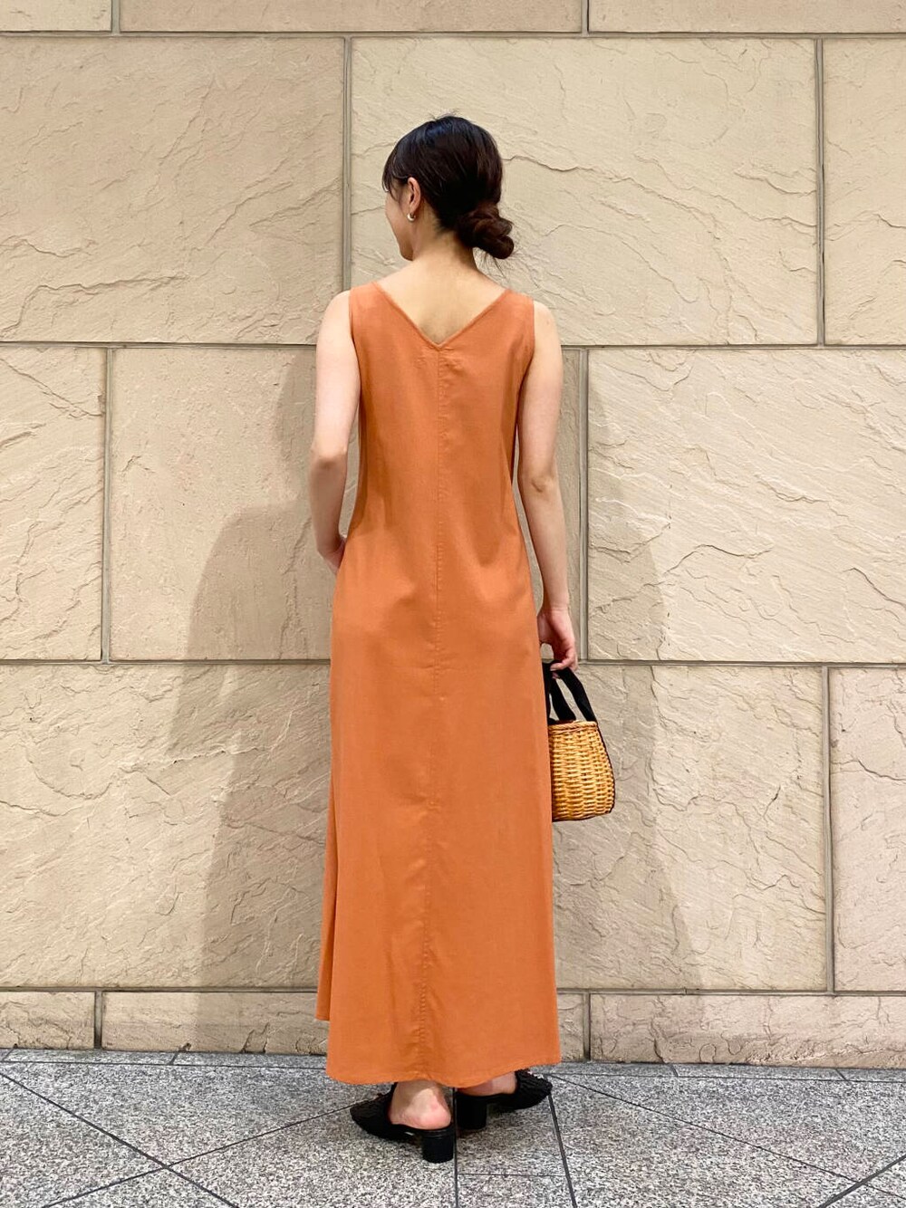 「ワンピース、大人カジュアル、キレイめ、きれいめカジュアル、夏コーデ、newarrival、休日スタイル、フェミニン、ROSSO、夏服、大人かわいい、20代後半、骨格ウェーブ、夏ワンピース、暑い」｜「VIOLAd'OROのVIOLAd’ORO　ラタンバスケット型2WAYトート（ハンドバッグ、ブラック系）」を使った、matsuさん（レディース・162cm）の夏コーディネートの4枚目の写真