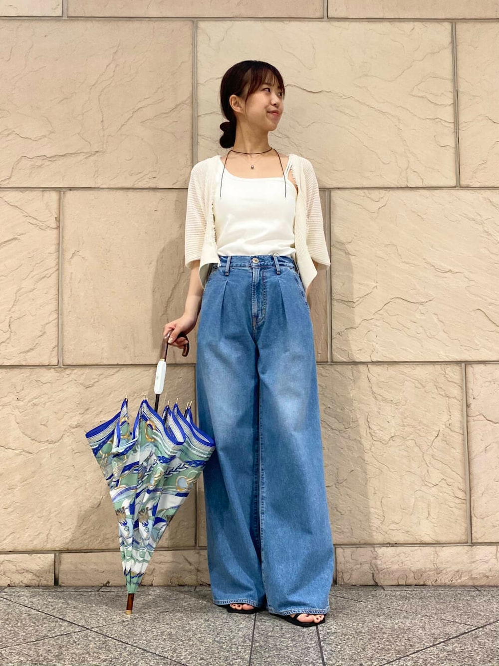 「キレイめ、きれいめカジュアル、パンツ、夏コーデ、newarrival、サマーニット、manipuri、ROSSO、夏服、オンオフ兼用、オンオフ、大人かわいい、傘、20代後半、夏ニット」|「URBAN RESEARCH ROSSO WOMENの抗菌防臭カップ付デザインタンクトップ(タンクトップ、ホワイト系)」を使った、matsuさん(レディース・162cm)の春コーディネートの2枚目の写真