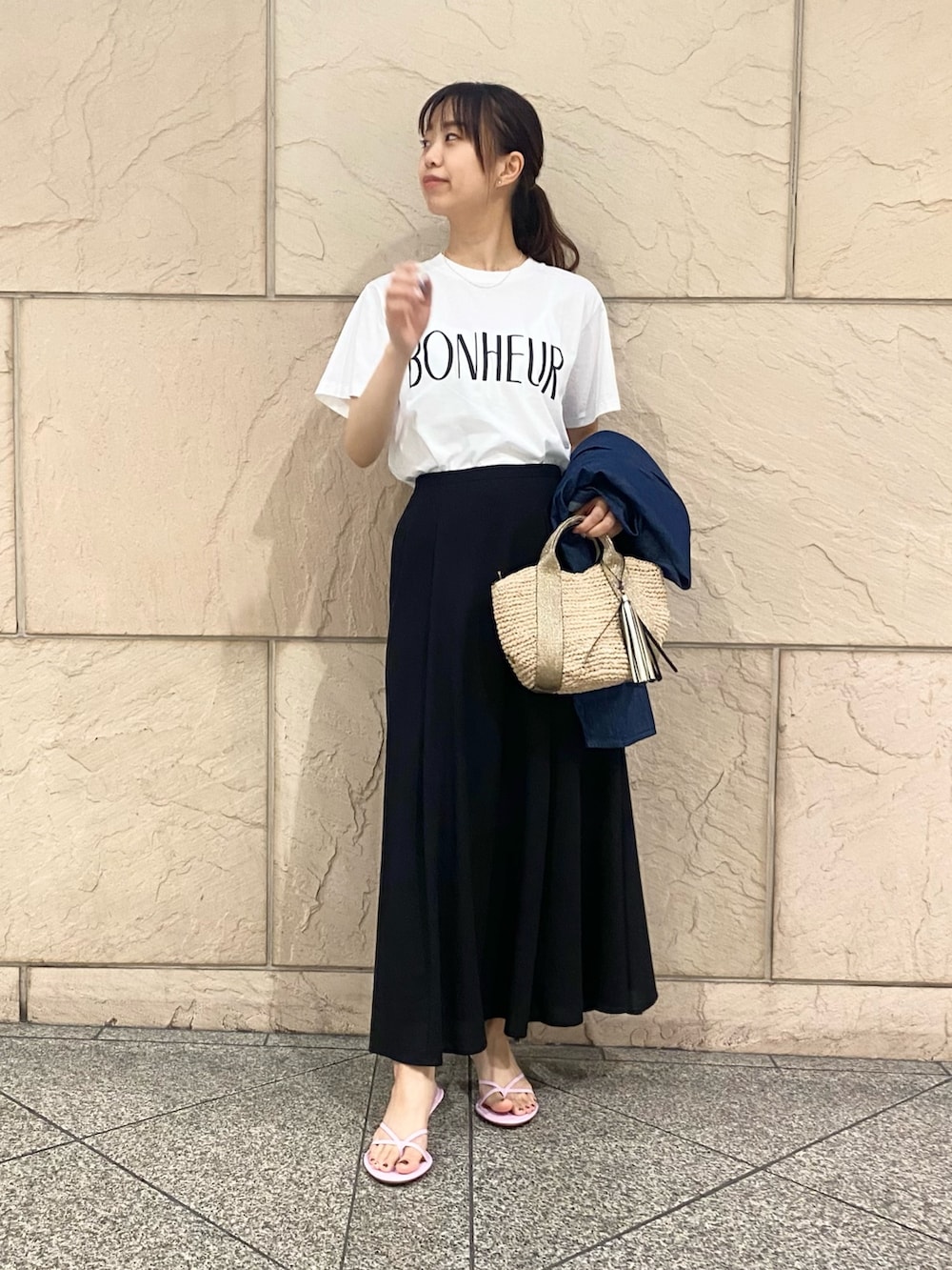 「URBAN RESEARCH ROSSO、URBAN RESEARCH、LEE、Lee×ROSSO、休日スタイル、お出かけコーデ、デニムワンピース、ロゴT」｜「Leeの『別注』Lee×ROSSO　BELTED DENIM DRESS（シャツワンピース、ブルー系）」を使った、matsuさん（レディース・162cm）の春コーディネートの4枚目の写真