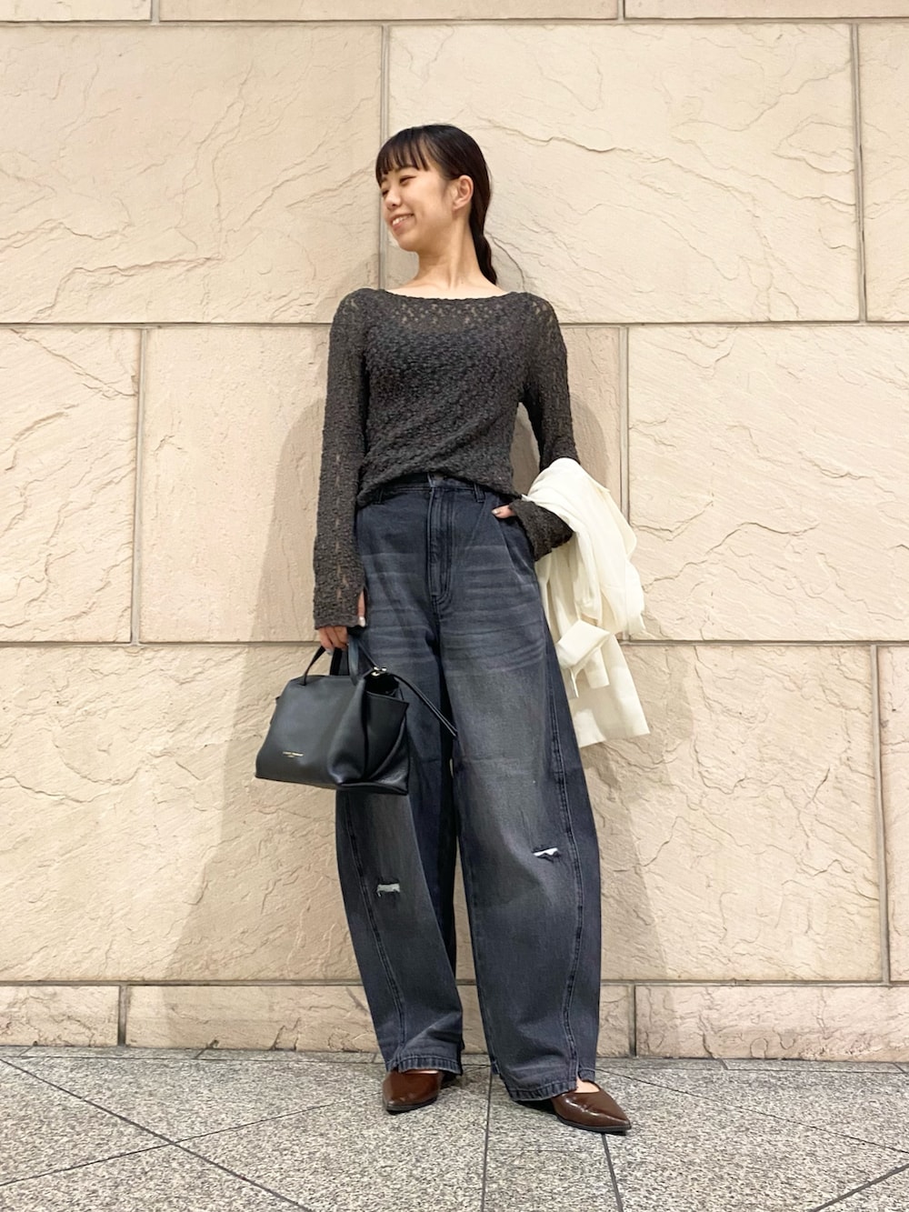 「URBAN RESEARCH ROSSO、URBAN RESEARCH、ブラウン、休日スタイル、秋コーデ、デニム、パンツスタイル、着回しコーデ、おしゃれさんと繋がりたい、パンツコーデ、オトナカジュアル、ジャケット、レース、ハンサムコーデ」｜「URBAN RESEARCH ROSSO WOMENのシアーレースボートネックカットソー（Tシャツ/カットソー、ブラウン系）」を使った、matsuさん（レディース・162cm）の秋コーディネートの2枚目の写真