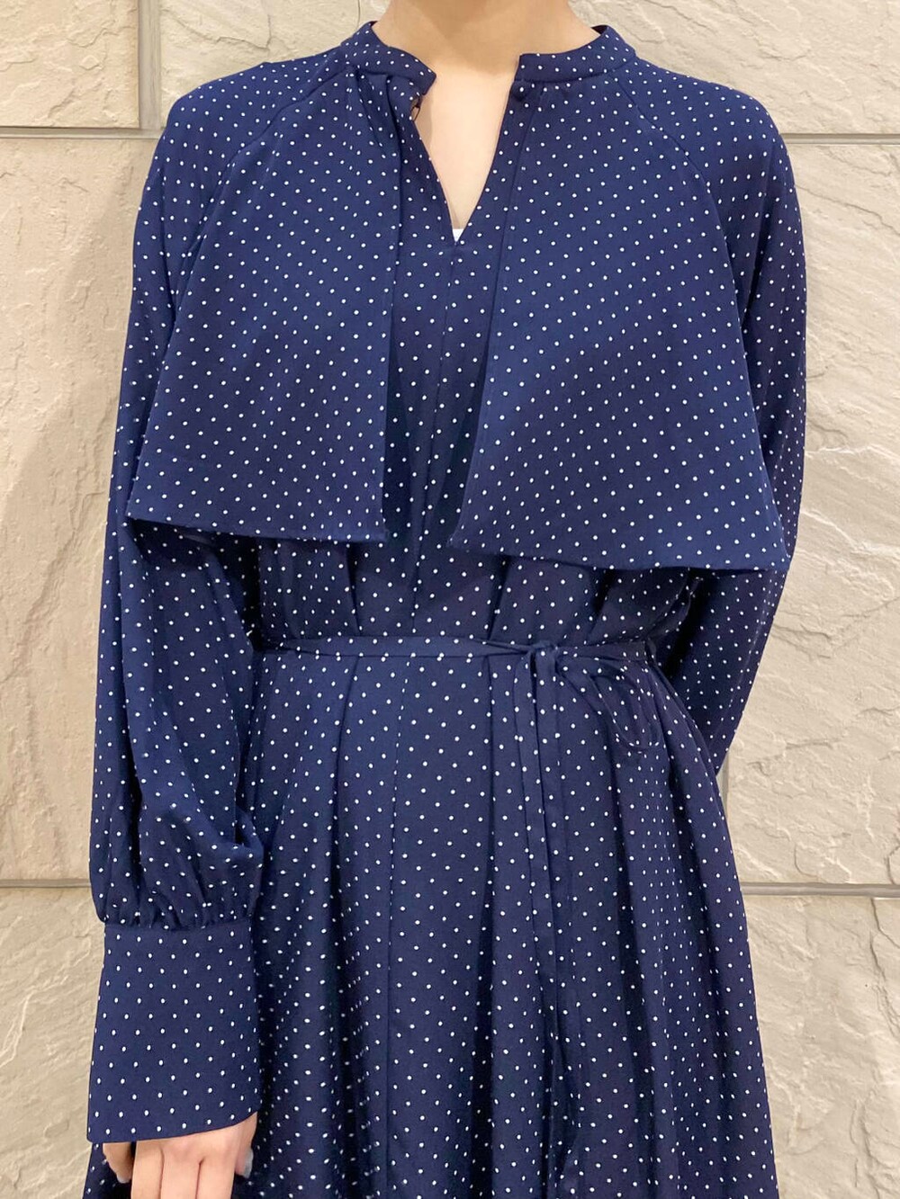 「ワンピース、大人カジュアル、キレイめ、きれいめカジュアル、ドット、春コーデ、セレモニースタイル、春服、newarrival、フェミニン、ROSSO、柄ワンピ、オンオフ兼用、オンオフ、大人かわいい」｜「URBAN RESEARCH ROSSO WOMENの『MADE IN JAPAN』オリジナルスウェードパンプス（パンプス、ブルー系）」を使った、matsuさん（レディース・162cm）の冬コーディネートの5枚目の写真