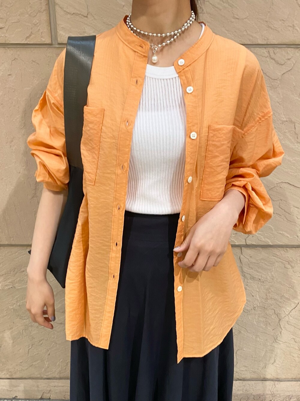 「URBAN RESEARCH ROSSO、夏コーデ、レイヤードスタイル、お出かけコーデ、大人カジュアルコーデ、シャツスタイル、オレンジ、フレアスカート、outdoor」|「URBAN RESEARCH ROSSO WOMENのシアーバンドカラーシャツ(シャツ/ブラウス、オレンジ系)」を使った、matsuさん(レディース・162cm)の夏コーディネートの5枚目の写真