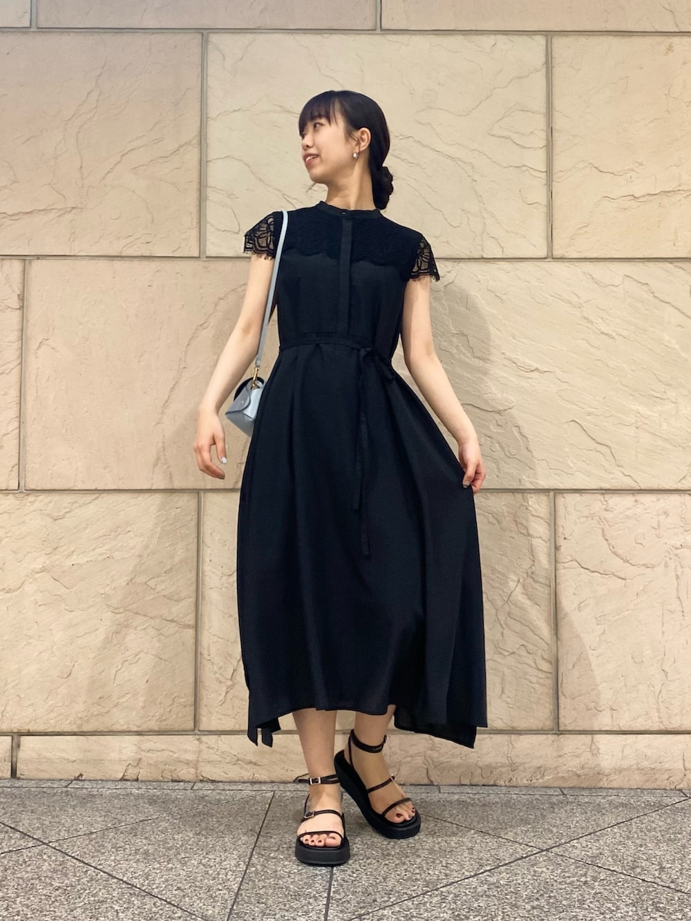「URBAN RESEARCH ROSSO、URBAN RESEARCH、初夏コーデ、休日スタイル、モノトーン、ショルダーバッグ、ミニバッグ、きれいめカジュアル、大人女子、ワンピース、レース、サンダル、おでかけコーデ、デート」|「URBAN RESEARCH ROSSO WOMENのウォッシャブルヨークレースワンピース(ワンピース、ブラック系)」を使った、matsuさん(レディース・162cm)の春コーディネートの2枚目の写真