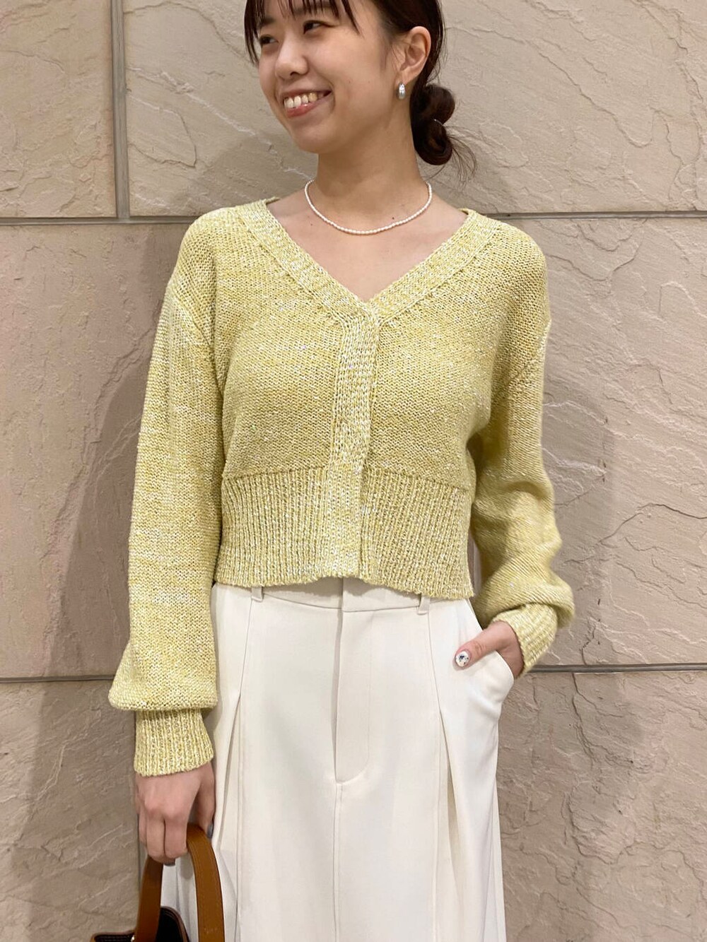 「大人カジュアル、キレイめ、アウター、きれいめカジュアル、春コーデ、着回しコーデ、春服、春アウター、newarrival、オフィスカジュアル、フェミニン、ROSSO、オンオフ兼用、オンオフ、20代後半」|「URBAN RESEARCH ROSSO WOMENのタックストレートスカート(スカート、ホワイト系)」を使った、matsuさん(レディース・162cm)の冬コーディネートの6枚目の写真