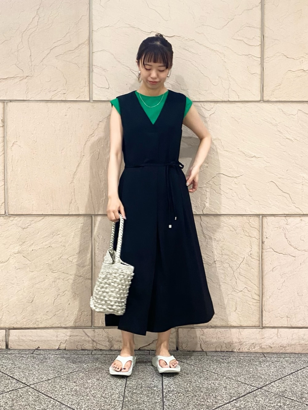 「URBAN RESEARCH ROSSO、URBAN RESEARCH、テーマパークコーデ、サンダル、アウトドアスタイル、ショルダーバッグ、夏コーデ、お出かけコーデ、オールインワン、BBQ」｜「URBAN RESEARCH ROSSO WOMENの撥水Vネックオールインワン（つなぎ/オールインワン、ブラック系）」を使った、matsuさん（レディース・162cm）の夏コーディネートの2枚目の写真