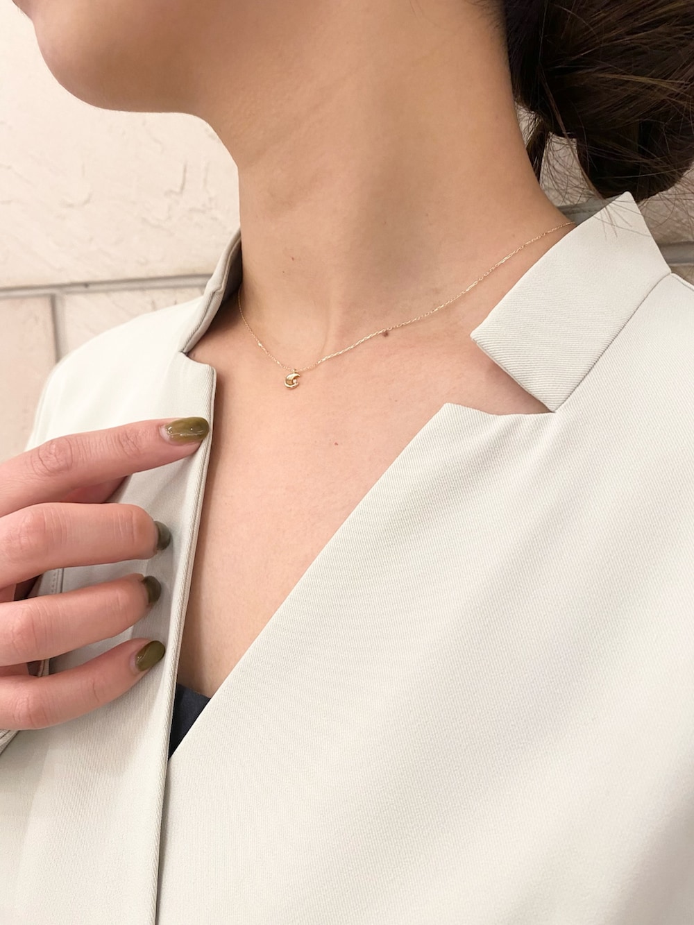 ブラウン系のその他アウター、ベージュ系のワンピース、ブラウン系のショルダーバッグを着用したレディースの秋コーディネートの5枚目の写真