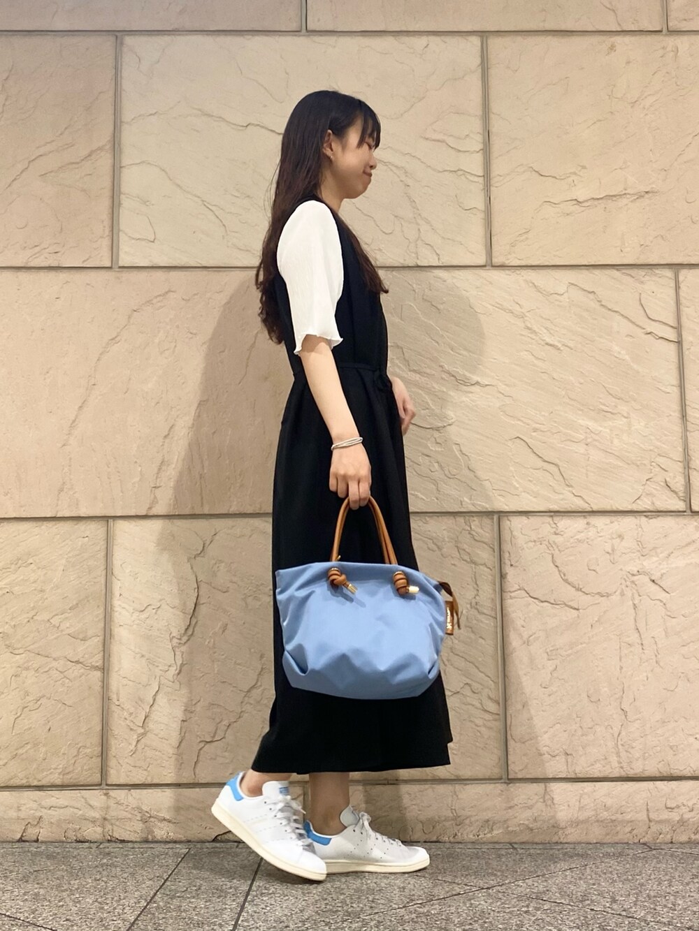 「URBAN RESEARCH ROSSO、きれいめカジュアル、スニーカー、春夏コーデ、シンプルコーデ、モノトーン、雨の日コーデ、楽チンコーデ、パンツスタイル、スニーカーコーデ、オールインワン」｜「URBAN RESEARCH ROSSO WOMENの撥水Vネックオールインワン（つなぎ/オールインワン、ブラック系）」を使った、matsuさん（レディース・162cm）の春コーディネートの2枚目の写真