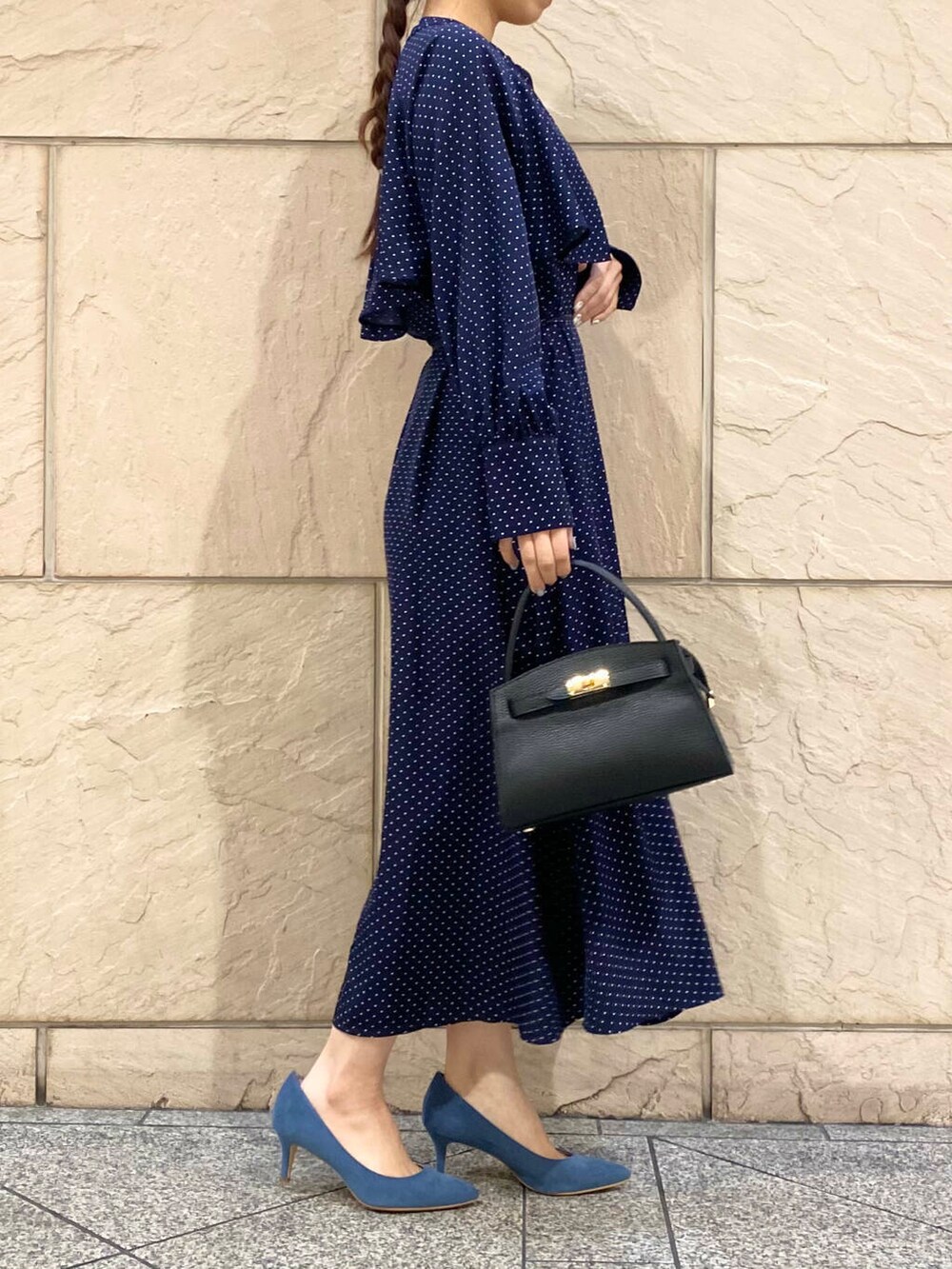「ワンピース、大人カジュアル、キレイめ、きれいめカジュアル、ドット、春コーデ、セレモニースタイル、春服、newarrival、フェミニン、ROSSO、柄ワンピ、オンオフ兼用、オンオフ、大人かわいい」｜「URBAN RESEARCH ROSSO WOMENの『MADE IN JAPAN』オリジナルスウェードパンプス（パンプス、ブルー系）」を使った、matsuさん（レディース・162cm）の冬コーディネートの3枚目の写真