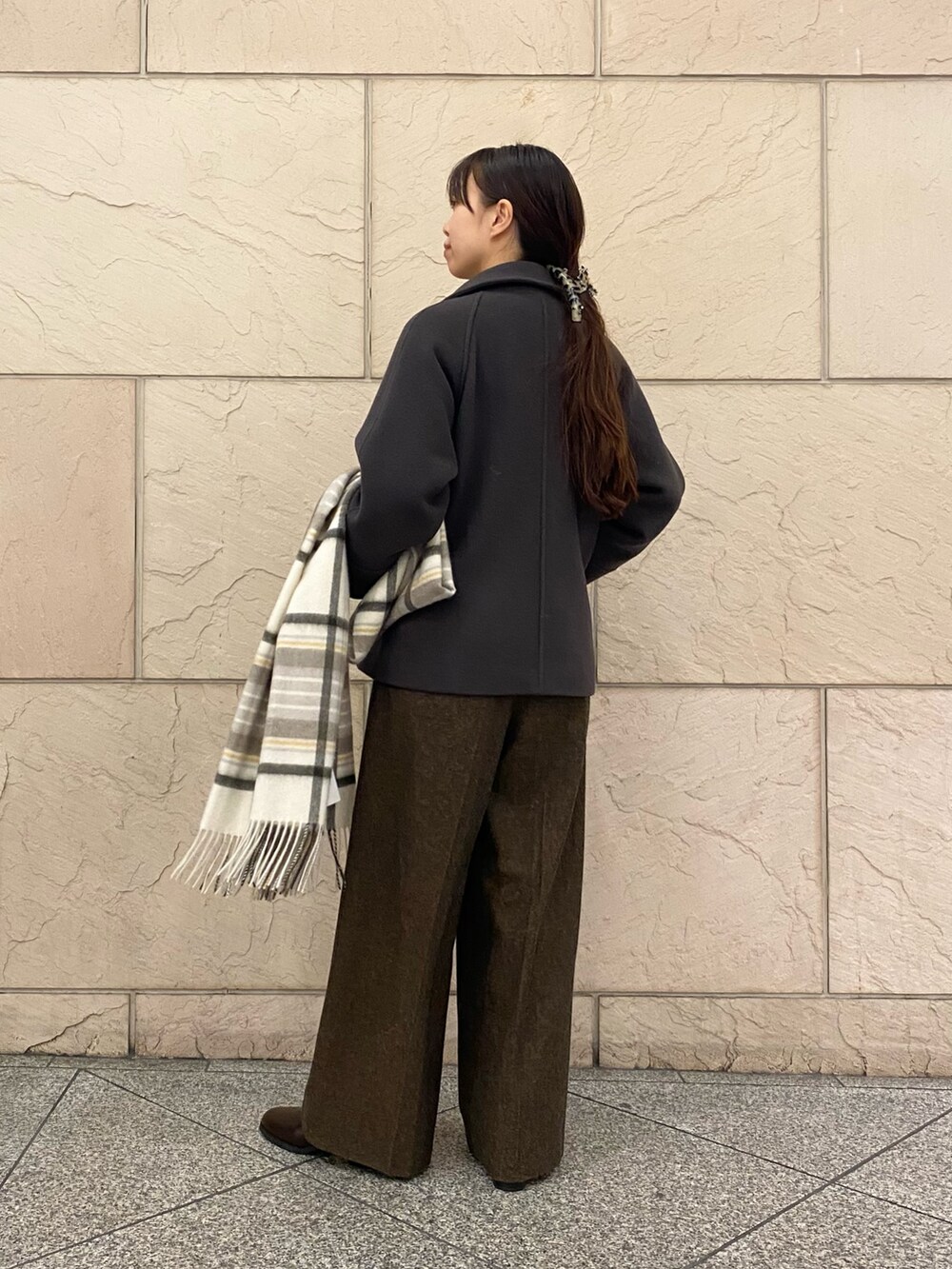 グレー系のその他アウター、ホワイト系のカーディガン/ボレロ、イエロー系のその他パンツを着用したレディースの冬コーディネートの4枚目の写真