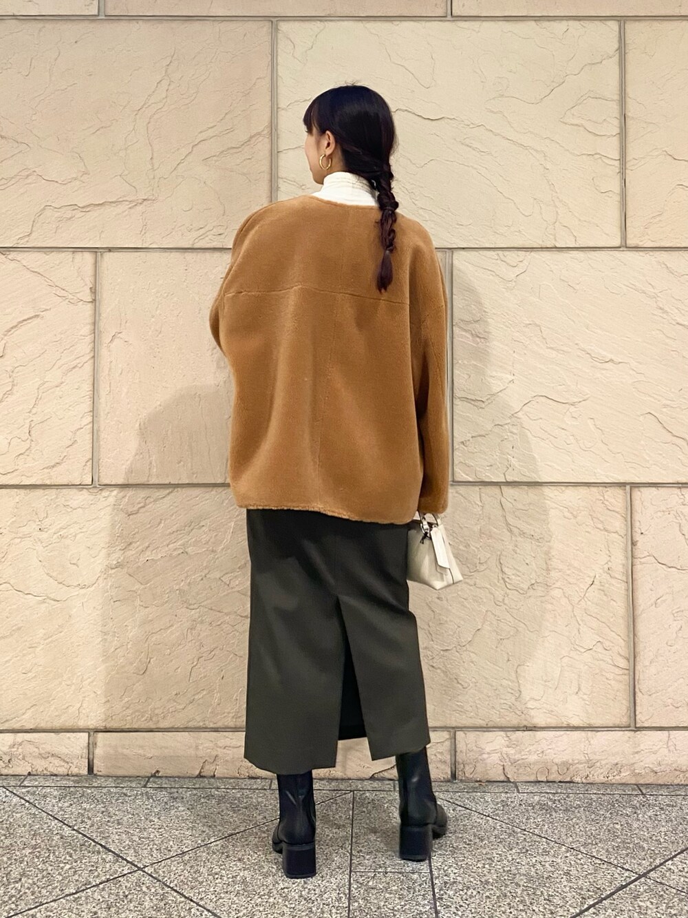 「URBAN RESEARCH ROSSO、URBAN RESEARCH、ROSSO、秋コーデ、お出かけコーデ、ブーツ、休日スタイル、ブラウン、ボア、リバーシブル、タイトスカート、オトナカジュアル、キレイめカジュアル、イエベ秋、骨格ウエーブ」｜「URBAN RESEARCH ROSSO WOMENのシルクウールボアリバーシブルコート（その他アウター、イエロー系）」を使った、matsuさん（レディース・162cm）の秋コーディネートの5枚目の写真