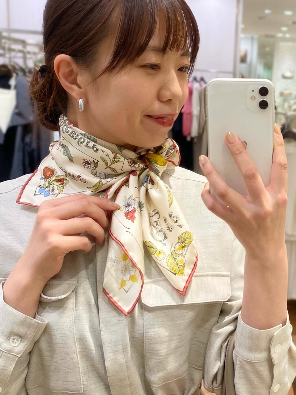 「ワンピース、キレイめ、きれいめカジュアル、スカーフ、春コーデ、春服、newarrival、オフィスカジュアル、フェミニン、manipuri、ROSSO、オンオフ兼用、オンオフ、大人かわいい、顔合わせ」|「URBAN RESEARCH ROSSO WOMENの【MADE IN JAPAN】オリジナルスウェードパンプス(パンプス、ブラウン系)」を使った、matsuさん(レディース・162cm)の春コーディネートの4枚目の写真