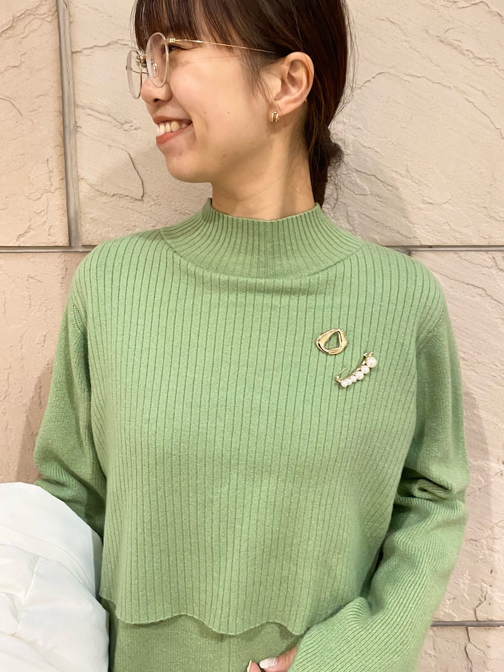 「URBAN RESEARCH ROSSO、URBAN RESEARCH、ROSSO、冬コーデ、ニット、クリスマスに着たい服、きれいめカジュアル、冬アウター、クリスマスコーデ、シンプルスタイル、ダッフルコート、ニットワンピース、ショートダウン、ブローチ、イエベ秋」|「URBAN RESEARCH ROSSO WOMENのfrenchdownショートダウンコート(ダウンジャケット/コート、ホワイト系)」を使った、matsuさん(レディース・162cm)の冬コーディネートの9枚目の写真