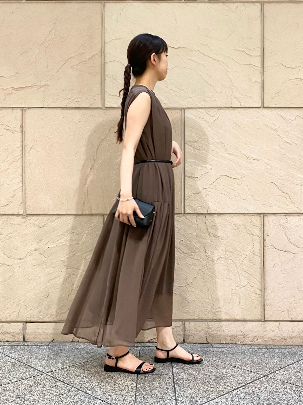 「URBAN RESEARCH ROSSO、シンプルコーデ、きれいめカジュアル、ワンピース、大人女子、おでかけコーデ、ワンピースコーデ、夏ファッション」｜「URBAN RESEARCH ROSSO WOMENのベルト付2wayシアーギャザーワンピース（ワンピース、ブラウン系）」を使った、matsuさん（レディース・162cm）の春コーディネートの3枚目の写真