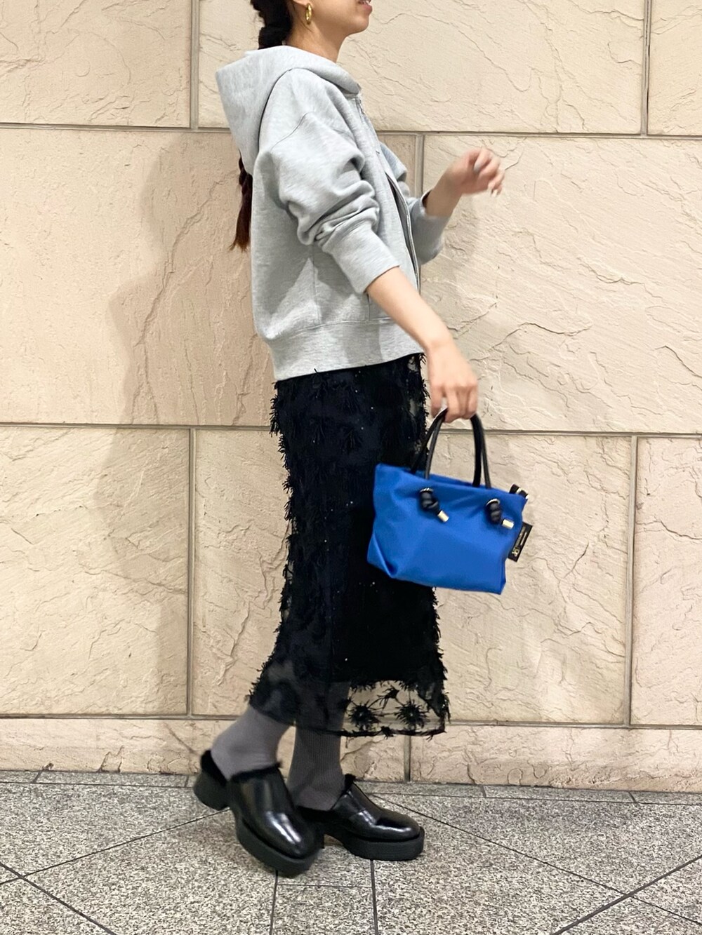 「URBAN RESEARCH ROSSO、URBAN RESEARCH、今日のメイク、モノトーン、厚底シューズ、パーカー、パーカー グレー、スカート、チュール」｜「URBAN RESEARCH ROSSO WOMENのダブルジップダンボールパーカー（パーカー、グレー系）」を使った、matsuさん（レディース・162cm）の秋コーディネートの4枚目の写真