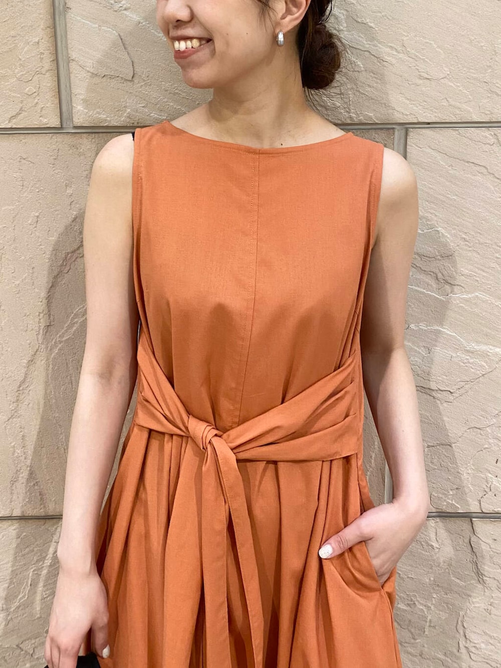 「ワンピース、大人カジュアル、キレイめ、きれいめカジュアル、夏コーデ、newarrival、休日スタイル、フェミニン、ROSSO、夏服、大人かわいい、20代後半、骨格ウェーブ、夏ワンピース、暑い」｜「VIOLAd'OROのVIOLAd’ORO　ラタンバスケット型2WAYトート（ハンドバッグ、ブラック系）」を使った、matsuさん（レディース・162cm）の夏コーディネートの5枚目の写真