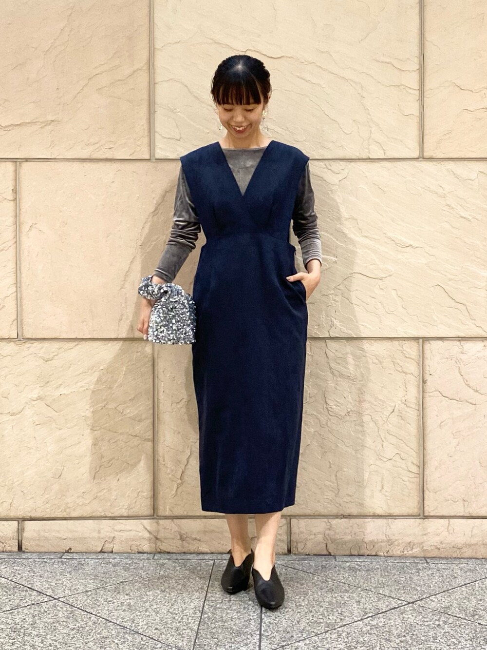 「URBAN RESEARCH ROSSO、URBAN RESEARCH、秋コーデ、モノトーン、レイヤードスタイル、デートコーデ、記念日コーデ、大人カジュアル、イエベ秋、デート、お食事会コーデ、ドレスアップ」｜「URBAN RESEARCH ROSSO WOMENのバックベルトワンピース（ジャンパースカート、ブルー系）」を使った、matsuさん（レディース・162cm）の秋コーディネートの2枚目の写真