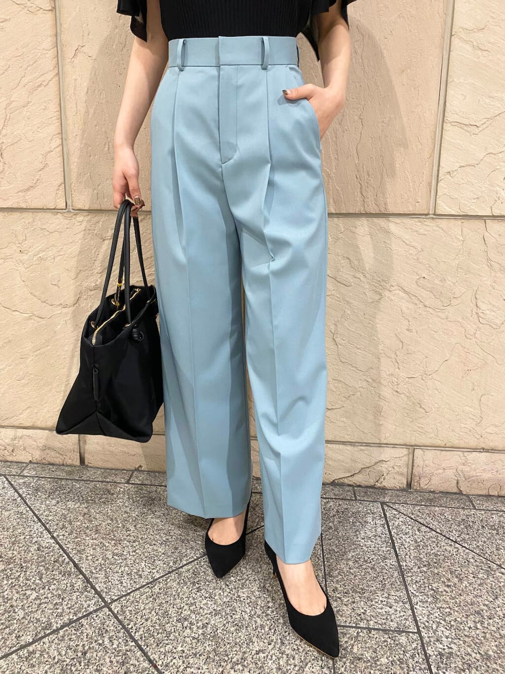「大人カジュアル、キレイめ、きれいめカジュアル、パンツ、春コーデ、春服、夏コーデ、newarrival、オフィスカジュアル、フェミニン、ROSSO、夏服、オンオフ兼用、オンオフ、大人かわいい」｜「URBAN RESEARCH ROSSO WOMENの『MADE IN JAPAN』オリジナルスウェードパンプス（パンプス、ブラック系）」を使った、matsuさん（レディース・162cm）の春コーディネートの5枚目の写真