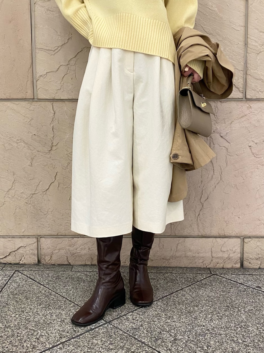 イエロー系のニット/セーター、イエロー系のニット/セーター、ベージュ系のその他アウターを着用したレディースの秋コーディネートの9枚目の写真