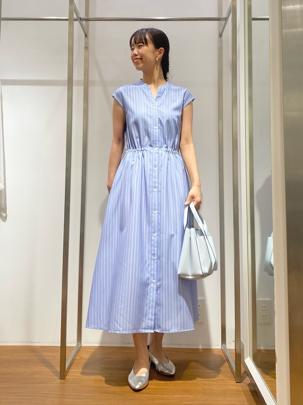 「URBAN RESEARCH ROSSO、URBAN RESEARCH、ワンピース、きれいめカジュアル、夏コーデ、ラクチンコーデ、オトナ女子、ストライプ、シャツワンピ」｜「URBAN RESEARCH ROSSO WOMENのウォッシャブルシャツワンピース（シャツワンピース、その他）」を使った、matsuさん（レディース・162cm）の夏コーディネートの2枚目の写真