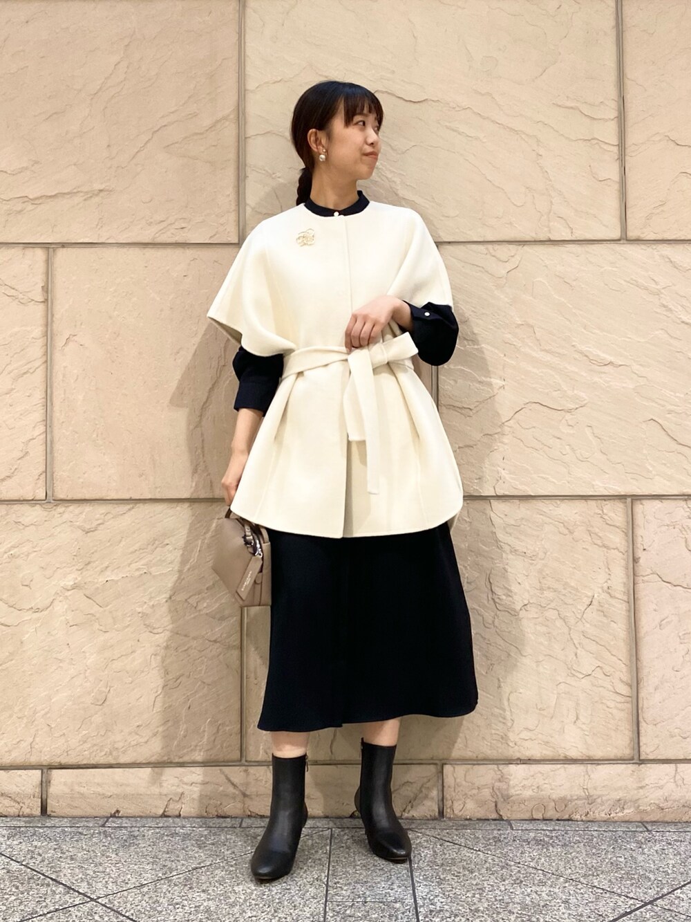 「URBAN RESEARCH ROSSO、URBAN RESEARCH、ベスト、秋っぽコーデ更新中、デートコーデ、秋コーデ、ワンピース、モノトーン、お出かけコーデ、大人コーデ、ミニバッグ、ポンチョ、きれいめカジュアル、食事会、イエベ秋」|「URBAN RESEARCH ROSSO WOMENのピンタックストレートワンピース(ワンピース、ブルー系)」を使った、matsuさん(レディース・162cm)の秋コーディネートの2枚目の写真
