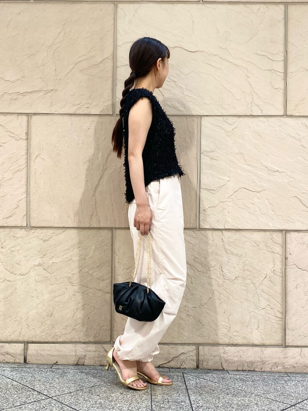 「URBAN RESEARCH ROSSO、URBAN RESEARCH、きれいめカジュアル、休日スタイル、お出かけコーデ、パンツコーデ、トレンド、パラシュートパンツ、ベスト、チュール、ラメ、初秋コーデ、レザーバッグ」|「URBAN RESEARCH ROSSO WOMENのラメチュールニットベスト(ベスト、ブラック系)」を使った、matsuさん(レディース・162cm)の夏コーディネートの3枚目の写真